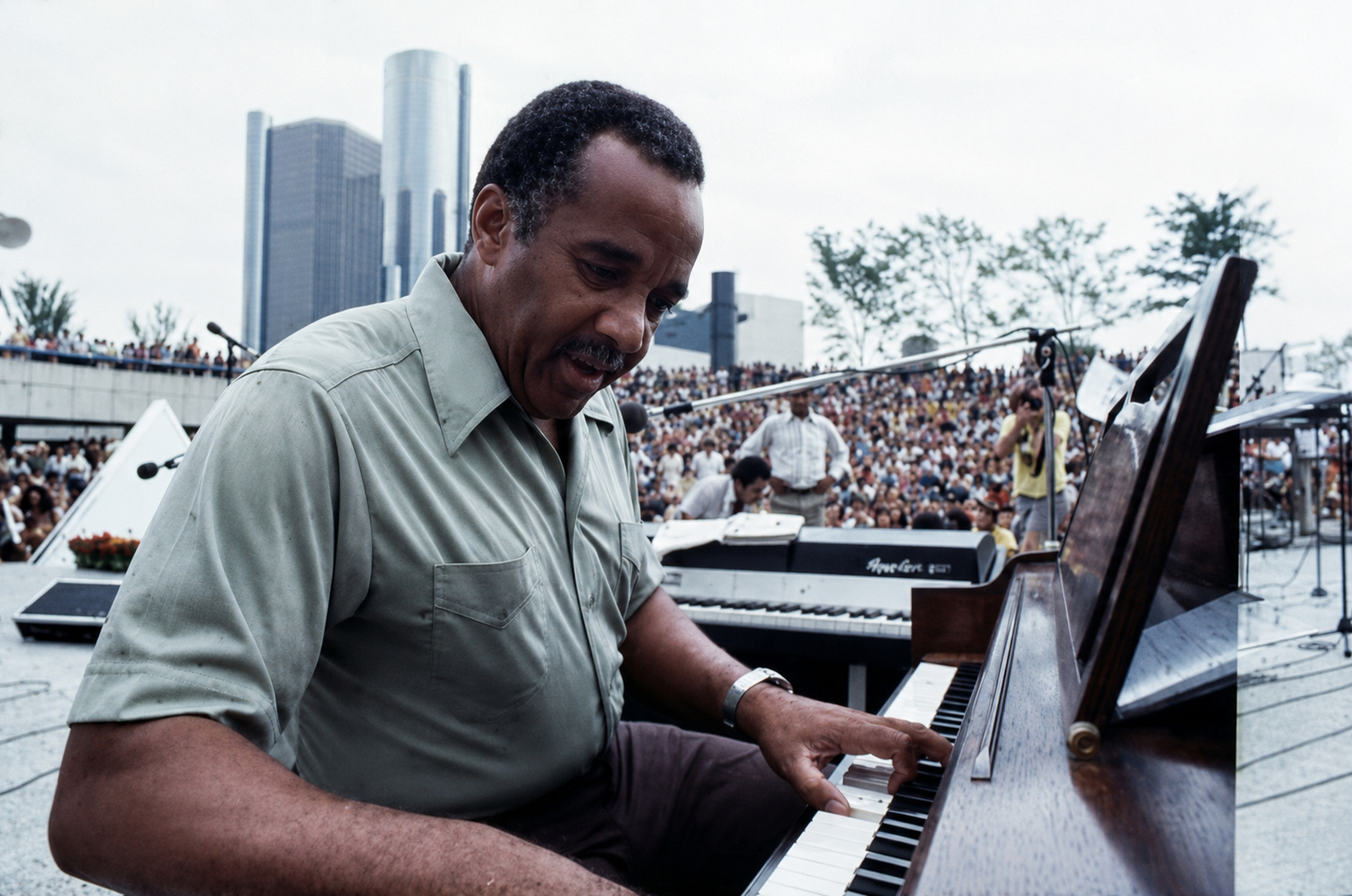 Harold McKinney performing at the piano